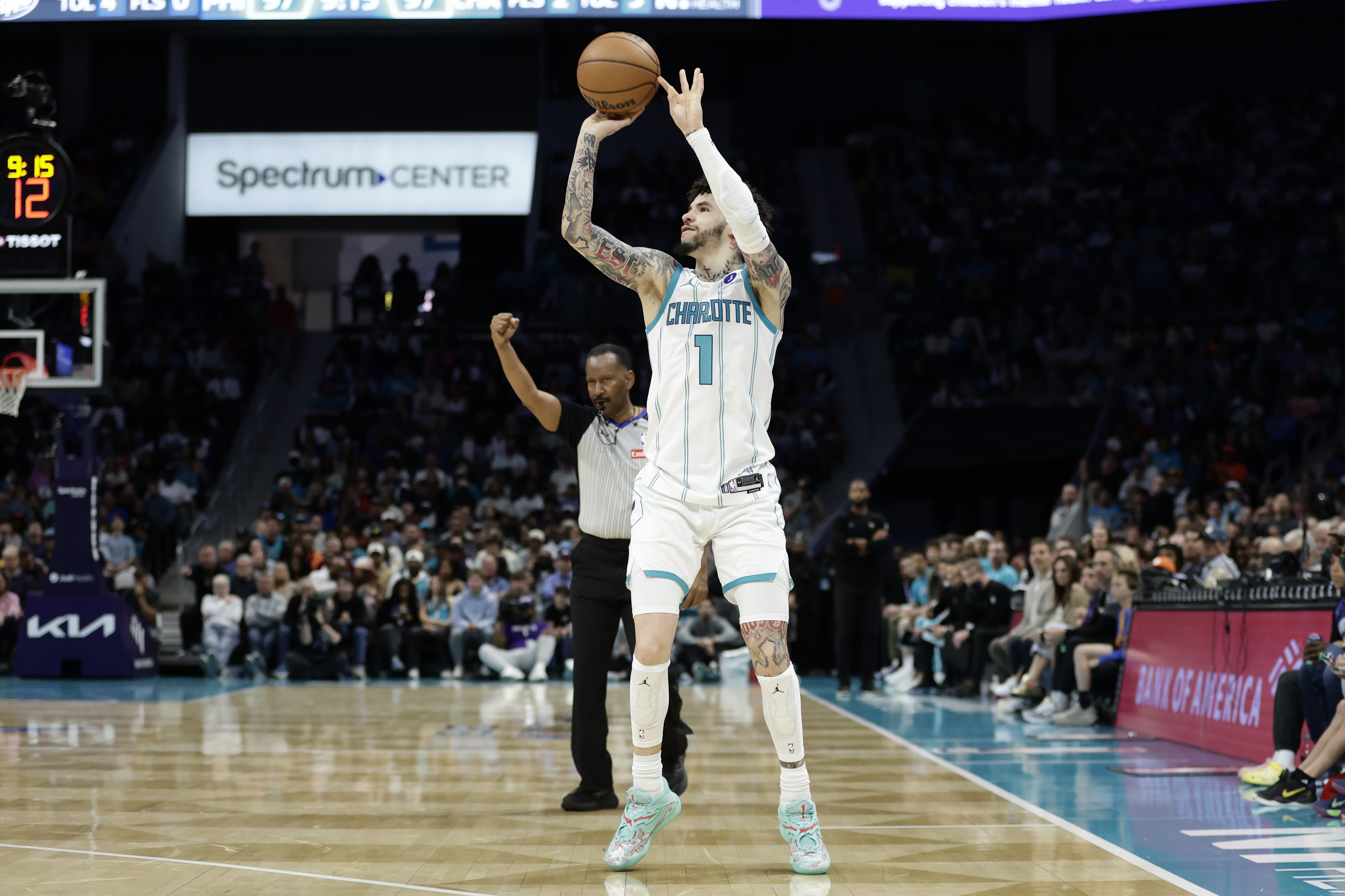 足球比赛-对飚！拉梅洛·鲍尔上半场14中8砍下23分 杰伦·布朗14中6砍18分